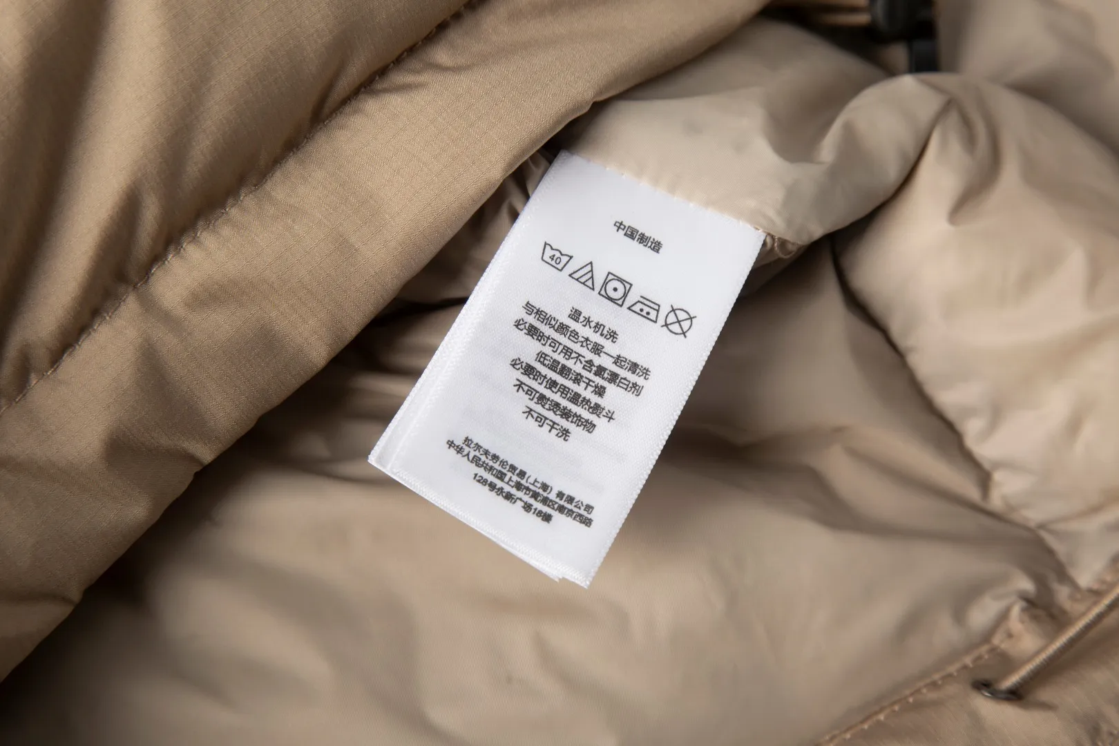 P460 White background picture [Popular in winter] Style number: 25118# Color: Black/Navy/Apricot/Sand Brown Size: S-XL - Ralph Lauren/Ralph Lauren 2025FW Popular winter items stand-up collar multi-zip three-proof GorHam vest down vest - 0.15 grid nylon coating on the face for light three-proof built-in 360T anti-drilling velvet coated gallbladder - corn tooth high-quality resin zipper Five large and small partition zippers on the whole body. Separate mold opening - original mold opening with originality. Full set of customized accessories. 100% detail processing - RL Ralph Lauren classic best-selling small label down vest. Best-selling offline in North America and out of stock all year round. Black and blue basic two-color. 25 new with apricot brown two-color. Simple and versatile. Double internal and external zippers. Very practical. Elastic elastic cord at the hem. Free elastic adjustment. 350 grams of zoned down filling. Warm and comfortable. Warm for winter.